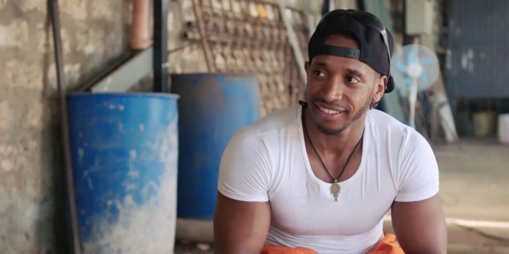 Novio de 90 días: Biniyam se burla de los fanáticos bailando sucio con su uniforme de soldar