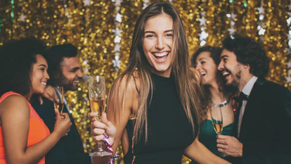 Con las cenas y comidas de empresa se inauguran las celebraciones navideñas. GETTY IMAGES.