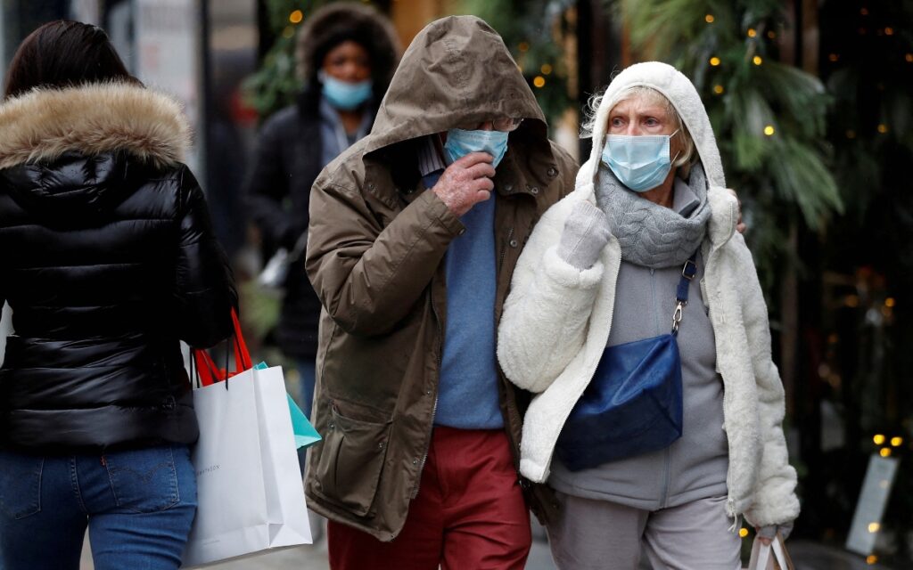 Ómicron presenta un riesgo global "muy alto", pero los datos sobre su gravedad son limitados: OMS