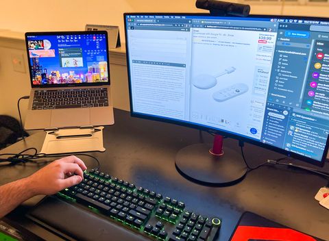 Configuración de pantalla dual, una de las cuales es un tablero