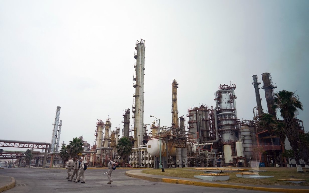 Pemex buscará reducir hasta en 98% emisiones de gas metano: AMLO