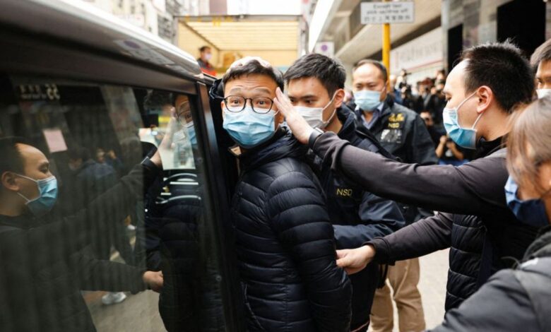 Periódico de Hong Kong cierra tras arresto de empleados tras redada