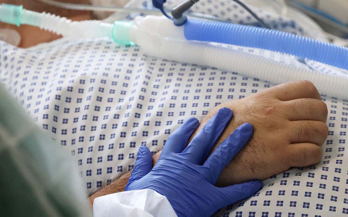 Pese a ómicron, muertes y hospitalizaciones por Covid en EU son “comparativamente” bajas: CDC