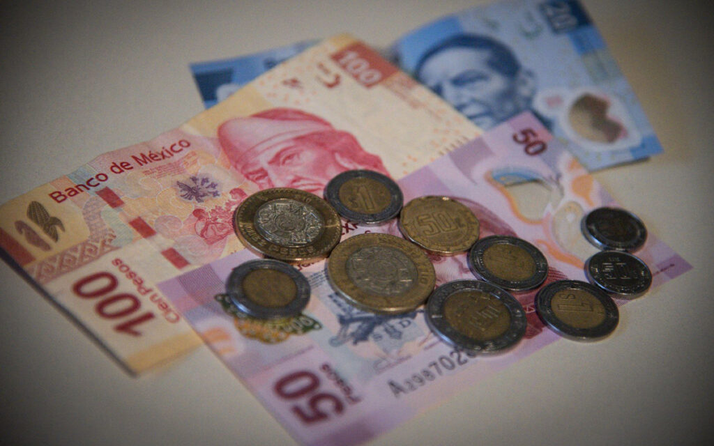 Peso avanza ante menor nerviosismo por ómicron; se perfila declive en 2021