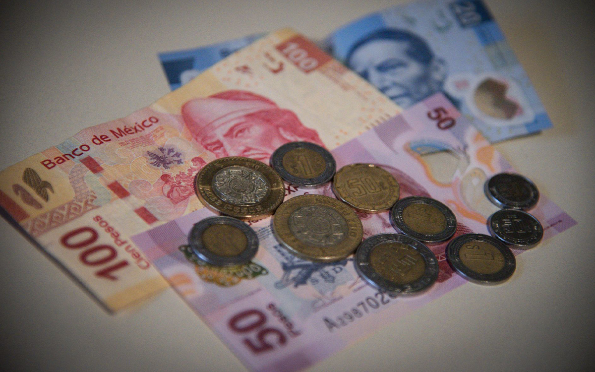 Peso avanza ante menor nerviosismo por ómicron; se perfila declive en 2021