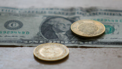 Peso y BMV avanzan atentos a noticias sobre variante ómicron