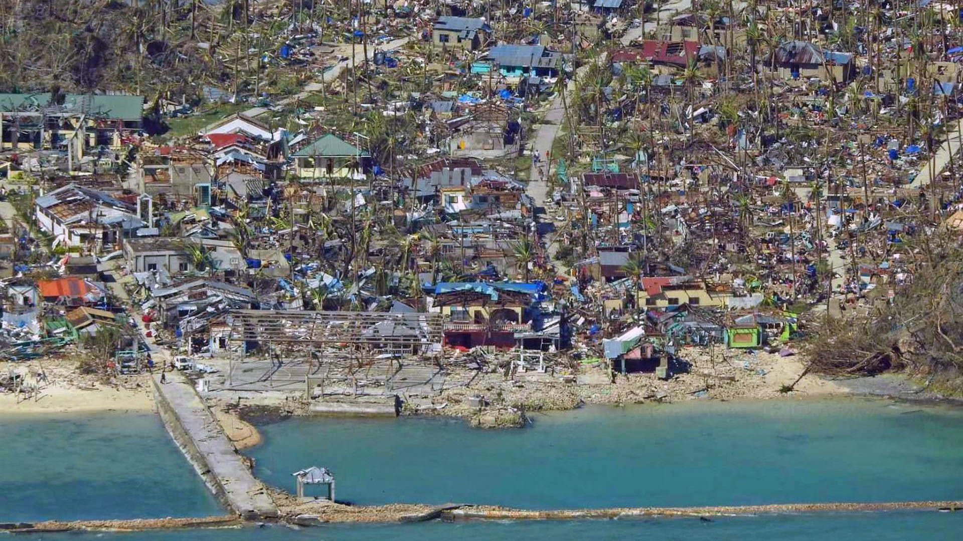 Potente tifón azota el centro de Filipinas; hay más de diez muertos