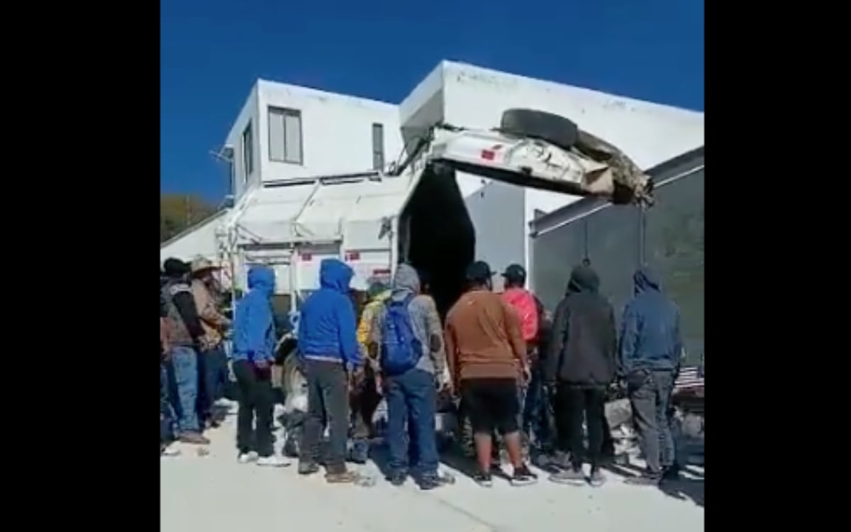 Recolectores arrojan nuevamente basura en casa de alcalde de Oaxaca; exigen atención a sus demandas