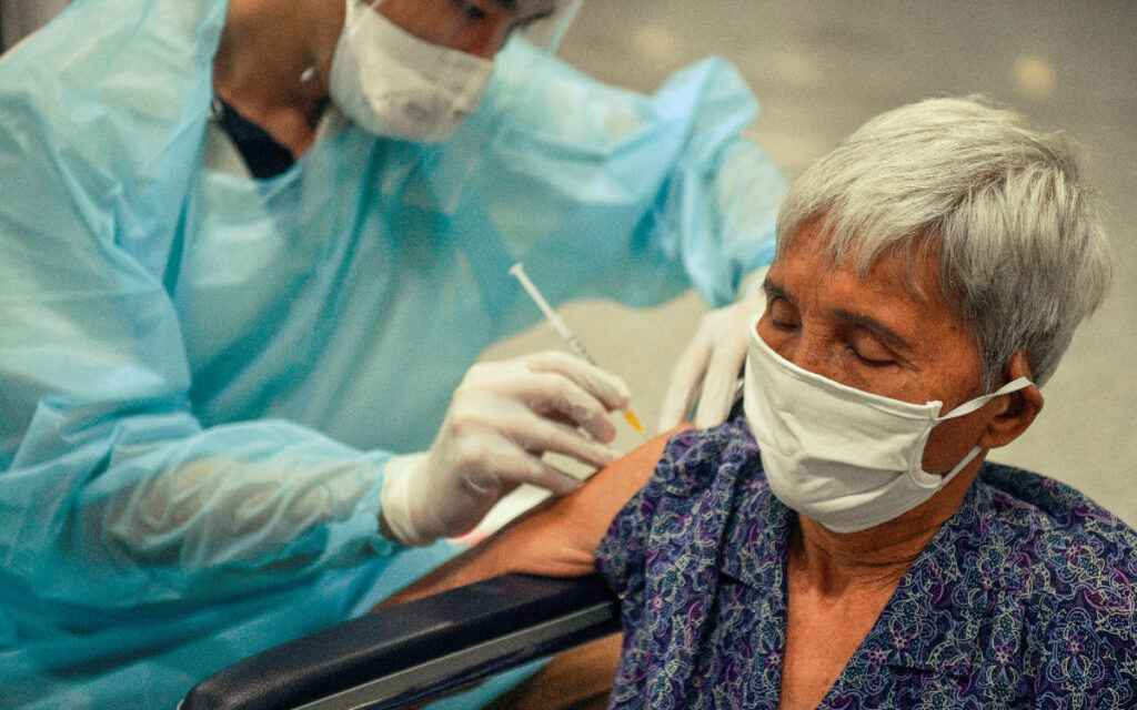 Refuerzo anti-Covid de AstraZeneca es necesario para evitar enfermedad grave | Estudio