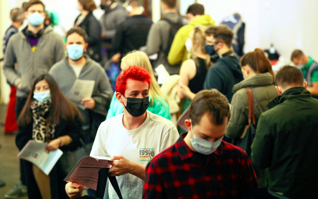 Reino Unido reporta récord de casos diarios Covid mientras ómicron se extiende rápidamente