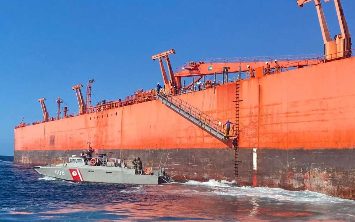 Rescata Marina a 17 migrantes y 2 mexicanos de embarcación que se hundía