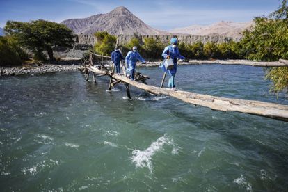 El reto de la vacunación. En 2021 la vacuna se ha administrado en hospitales y recintos feriales, pero también ha viajado por caminos remotos. En la imagen, sanitarios peruanos atraviesan el 2 de julio el río Camaná, cerca de Arequipa, en los Andes, para inocular dosis a la población mayor.