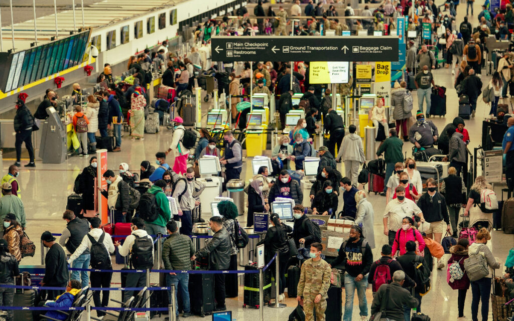 Retrasos y cancelaciones de vuelos por Covid persisten en el último día de 2021