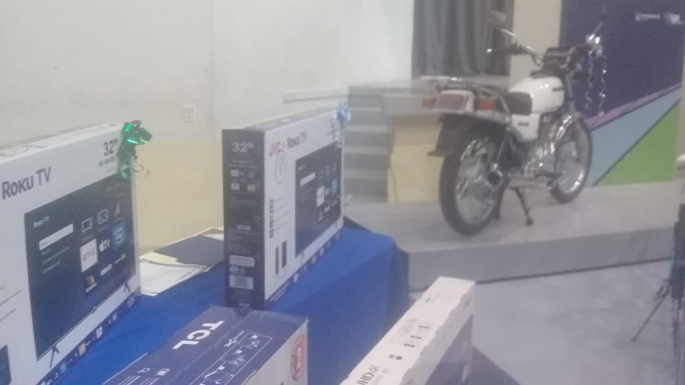 “Sangran” a comerciantes para festejar “Día del Policía”, les pasan “charola” y piden “moche”, en San Juan del Río