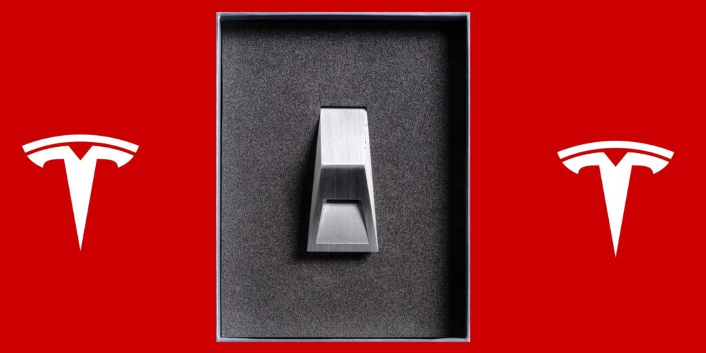 Sí, Tesla ahora tiene un silbato Cybertruck de $ 50 que puedes comprar