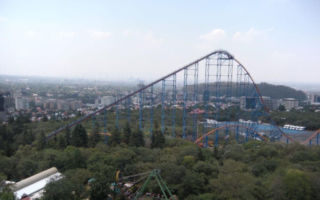 Six Flags elimina política de comportamiento afectuoso, pero no se disculpa