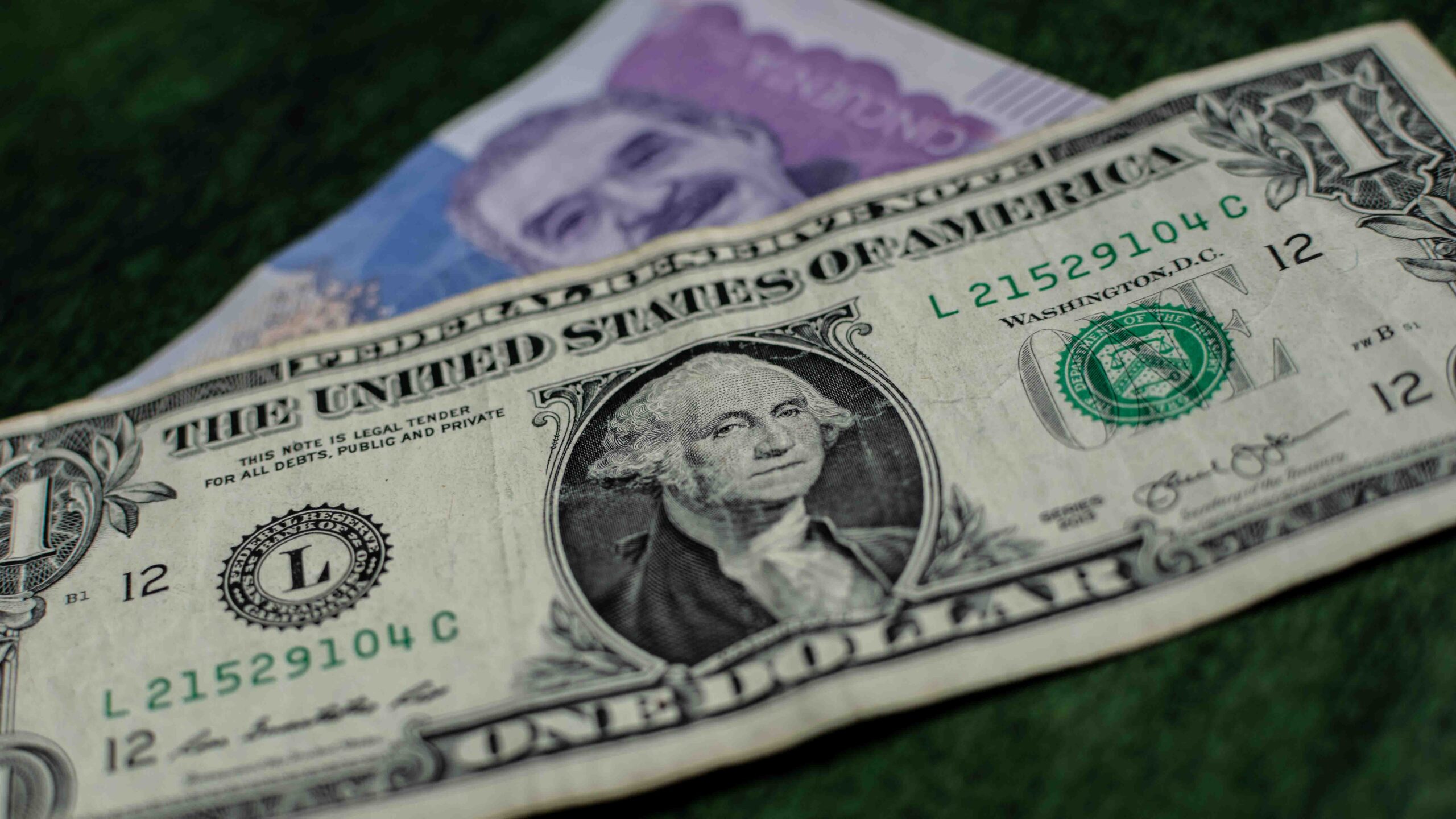 Sube el salario mínimo en Colombia: cuánto es el equivalente en dólares