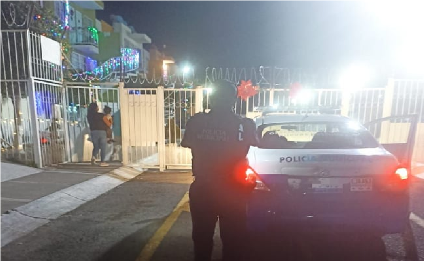 Sujeto baja de su auto a su familia en plena carretera, policía auxilia a mujer e hijos, en San Juan del Río