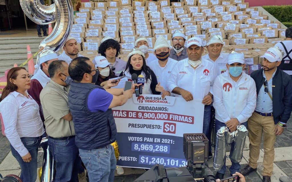 Suman casi 10 millones de firmas entregadas al INE para la consulta de revocación de mandato