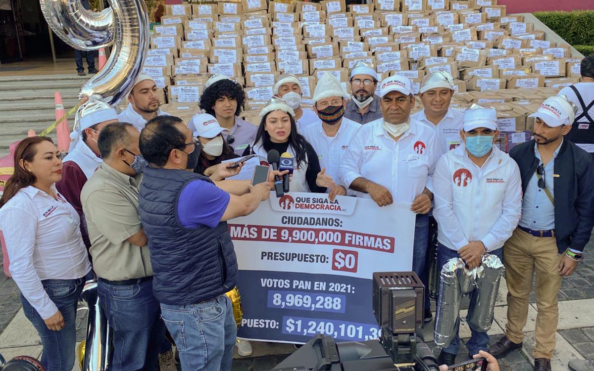 Suman casi 10 millones de firmas entregadas al INE para la consulta de revocación de mandato