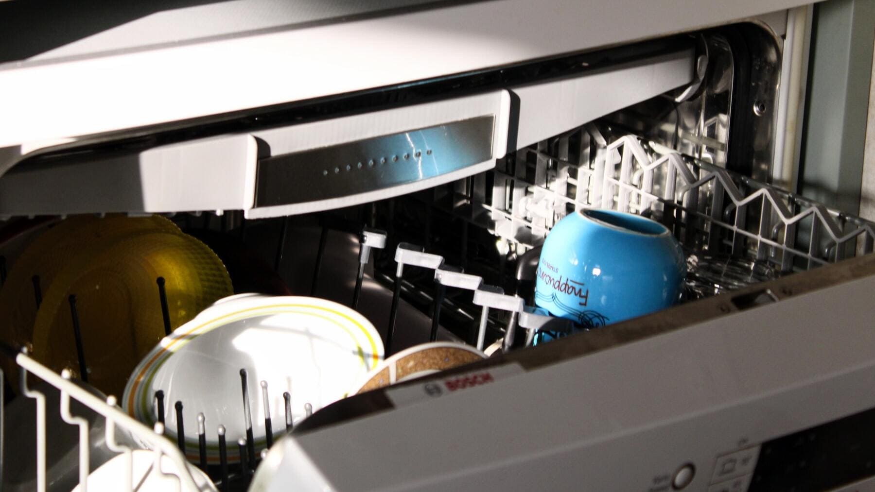 Trucos sencillos para ahorrar al poner el lavavajillas