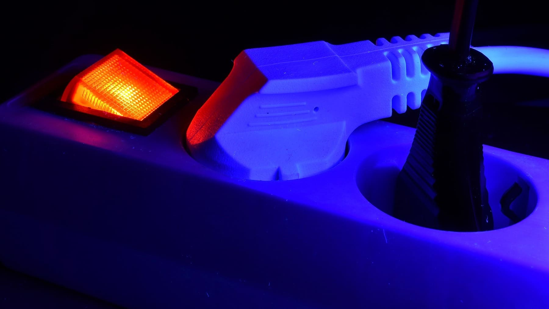 Trucos sencillos para ahorrar en la factura de la luz si te vas de vacaciones