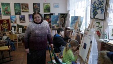 Olha Kitzmaniuk da clases de pintura a algunos niños del municipio de Márinka, en la región ucrania de Donbás.