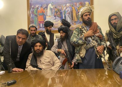 Un grupo de talibanes, el 15 de agosto en el Palacio Presidencial de Kabul.