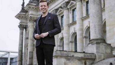 El diputado socialdemócrata Adis Ahmetovic, frente al edificio del Reichstag.