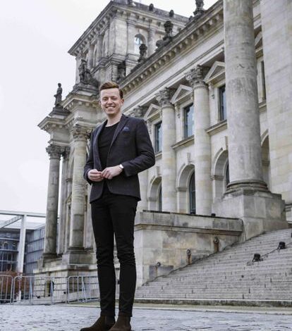 El diputado socialdemócrata Adis Ahmetovic, frente al edificio del Reichstag.