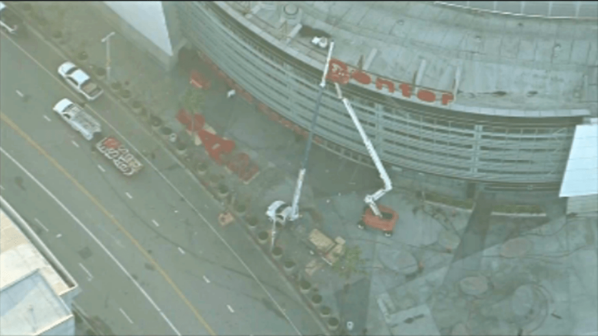 Una nueva era: comienzan a eliminar cartel del Staples Center