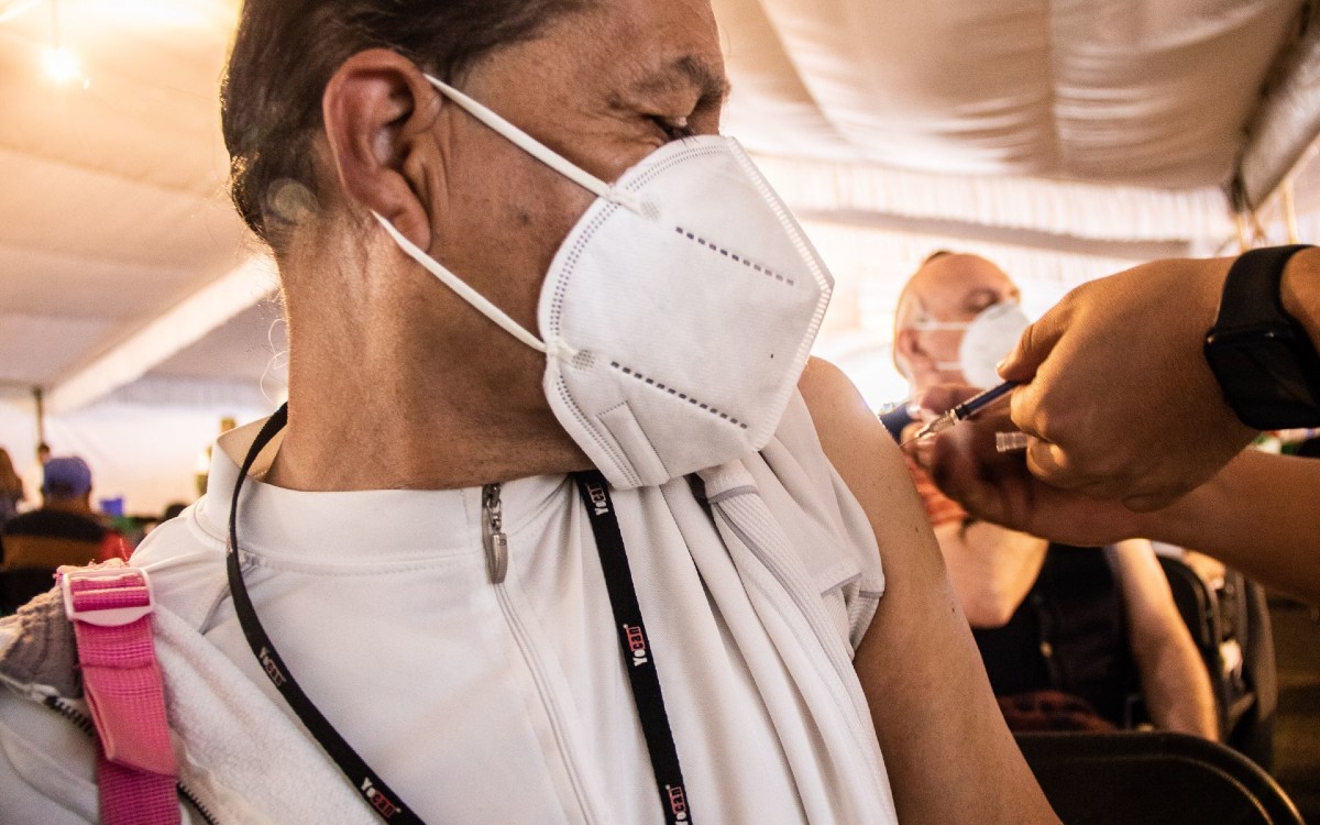 Vacuna de refuerzo pierde eficacia ante ómicron a las 10 semanas desde su aplicación: estudio