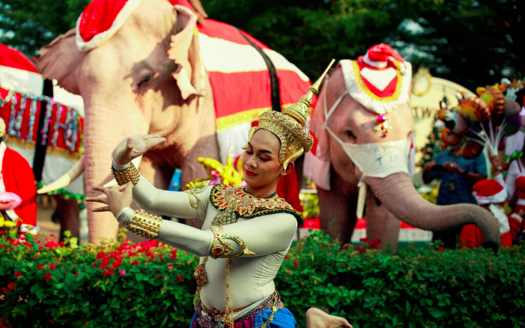 Vestidos de Santa y con mascarillas, elefantes celebran la Navidad en Tailandia