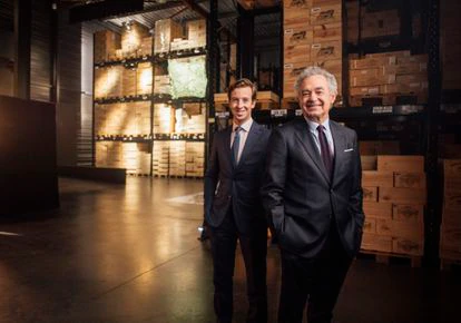 Oliver Casteja (derecha) and Jean-Quentin Prats en la nace de la empresa Joanne, con algunas de sus seis millones de botellas de grandes marcas.
