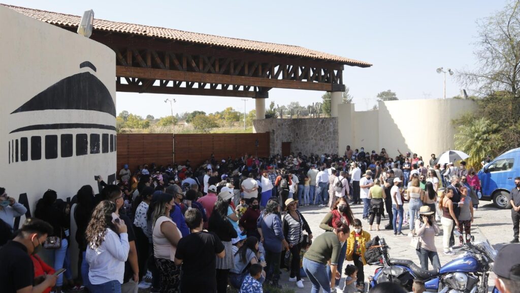 Vicente Fernández: con canciones y fotografías, seguidores le dan último adiós