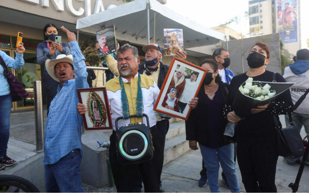 Video: Mexicanos lloran a Vicente Fernández