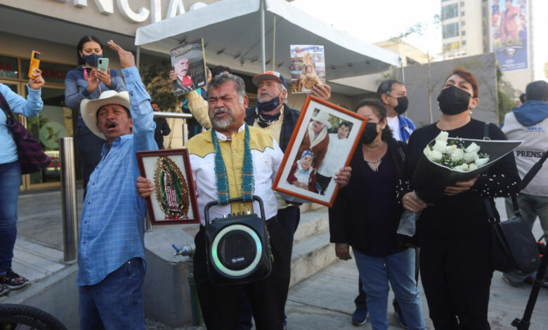 Video: Mexicanos lloran a Vicente Fernández