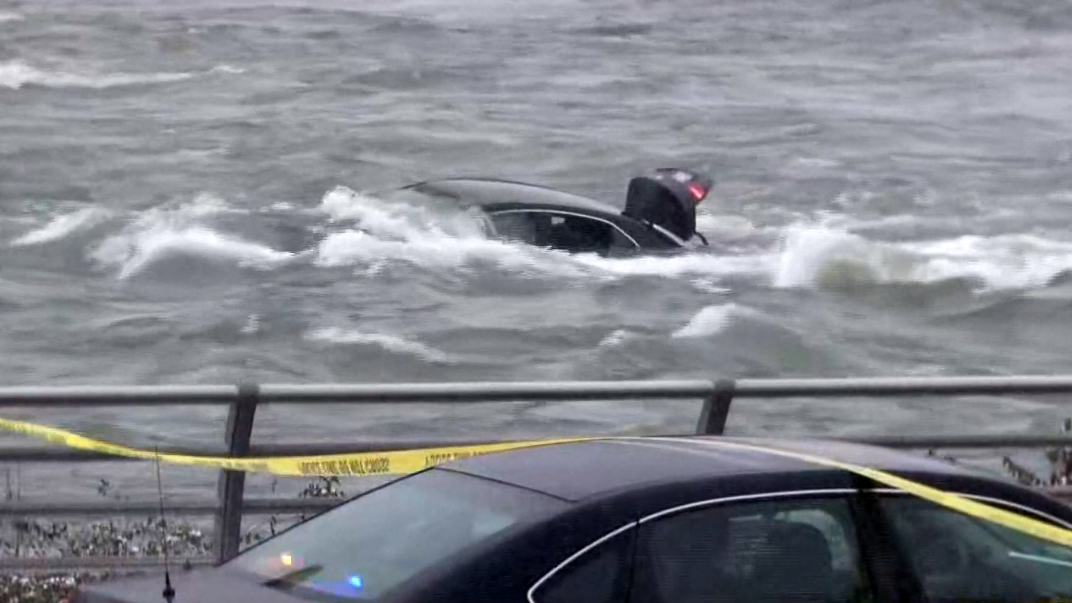 auto cae a las cataratas del Niágara en Nueva York