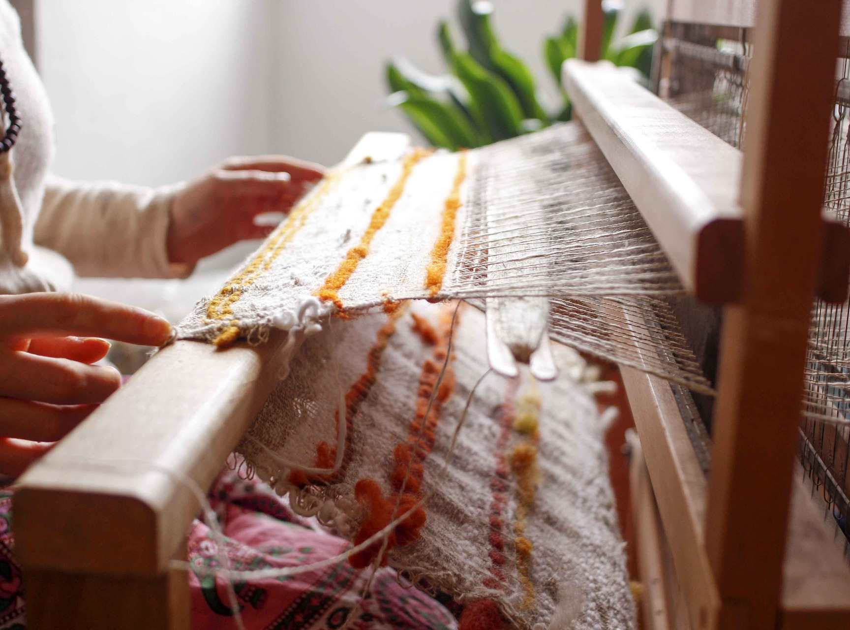 ¿Cómo funciona y quién inventó el telar?