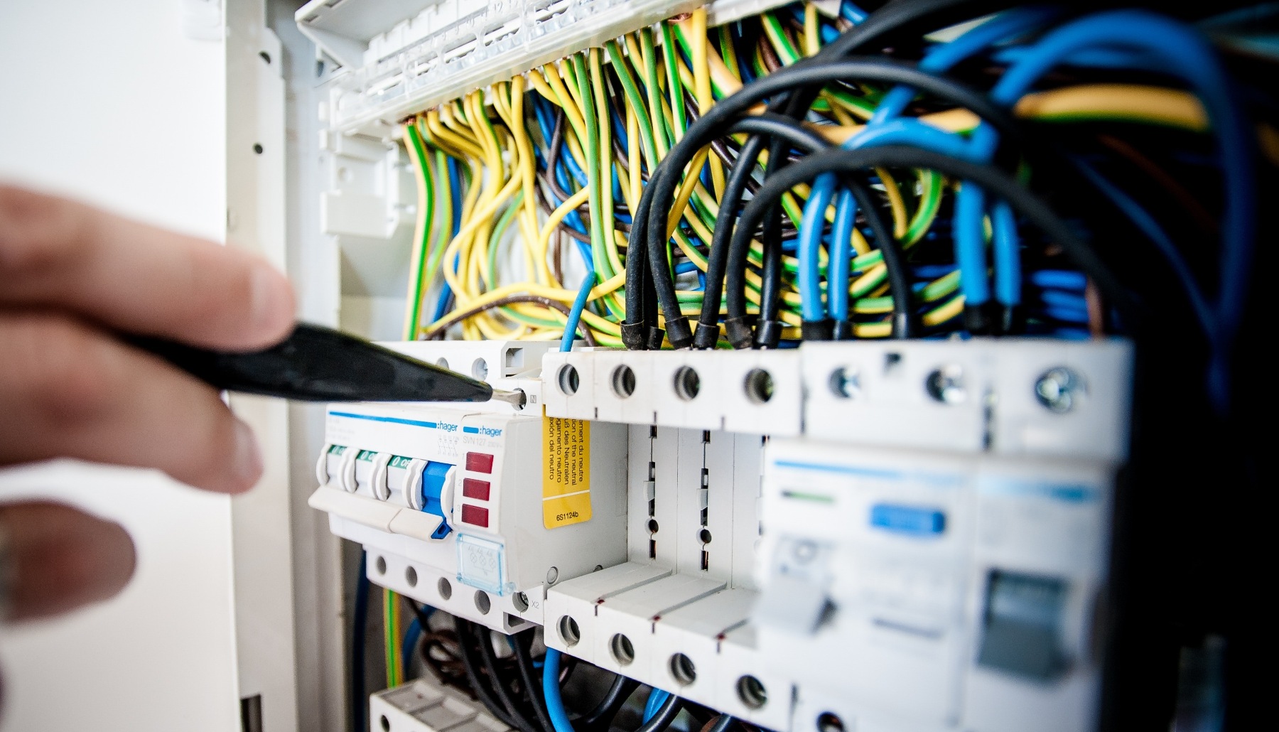 ¿Por qué los metales conducen tan bien la electricidad?