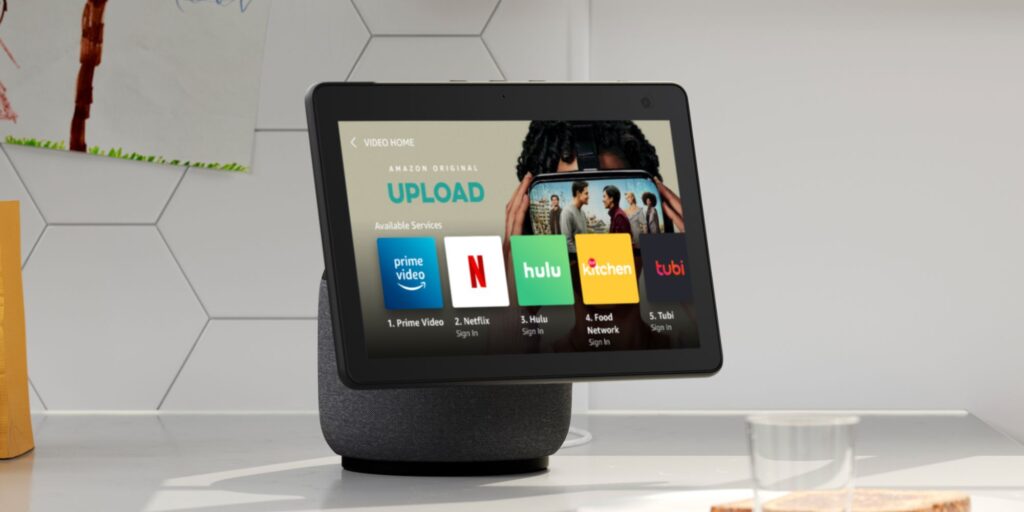 ¿Cómo ve la televisión en Echo Show y qué aplicaciones de video están disponibles?