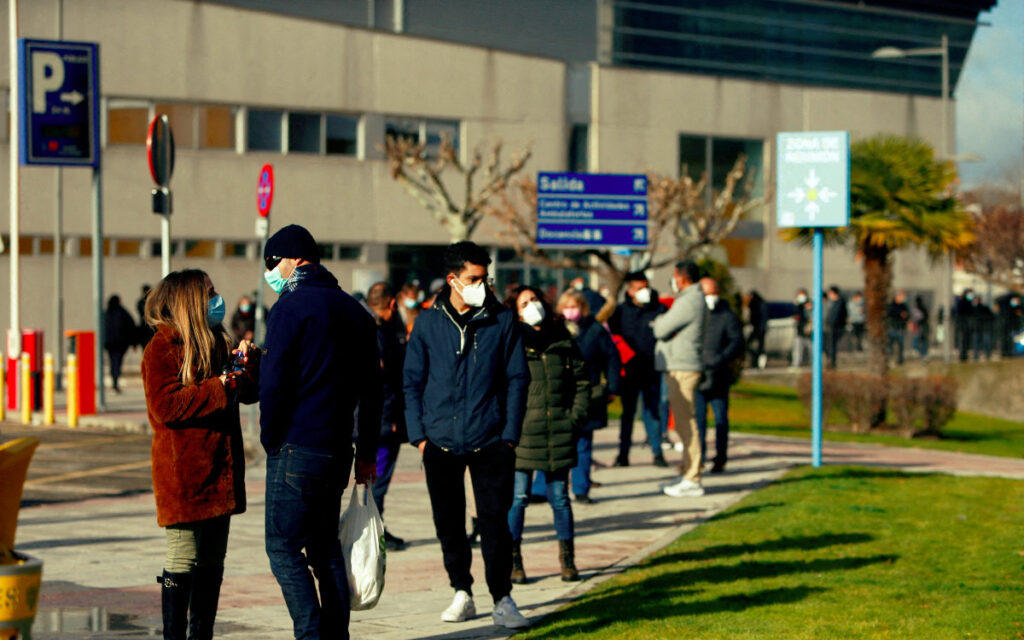 ¿Llegó el pico de ómicron? Expertos no se atreven a dar por terminada ola de variante en Europa