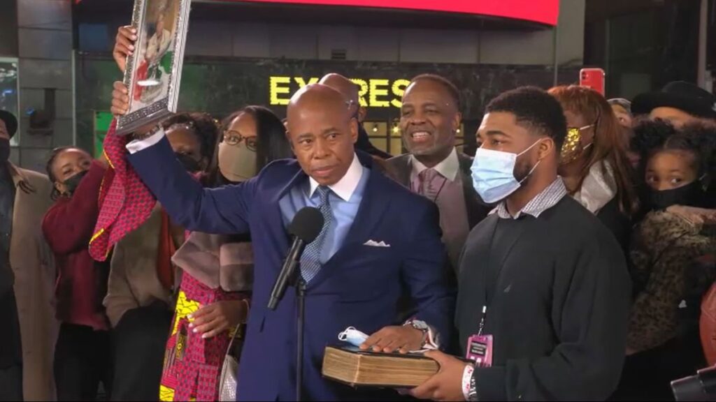 Eric Adams toma juramento como alcalde de Nueva York en Times Square