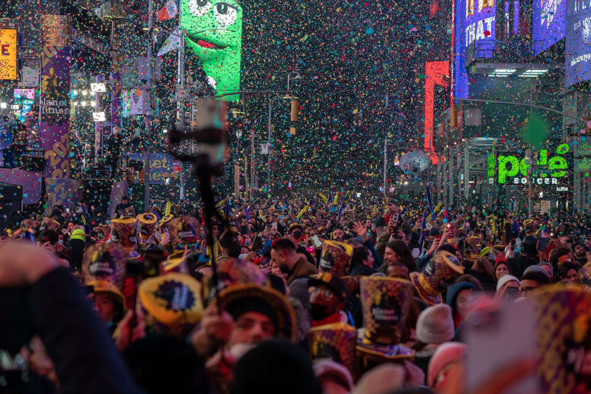 Las celebraciones de Año Nuevo desafían al virus en Madrid, Nueva York, Río y otras ciudades
