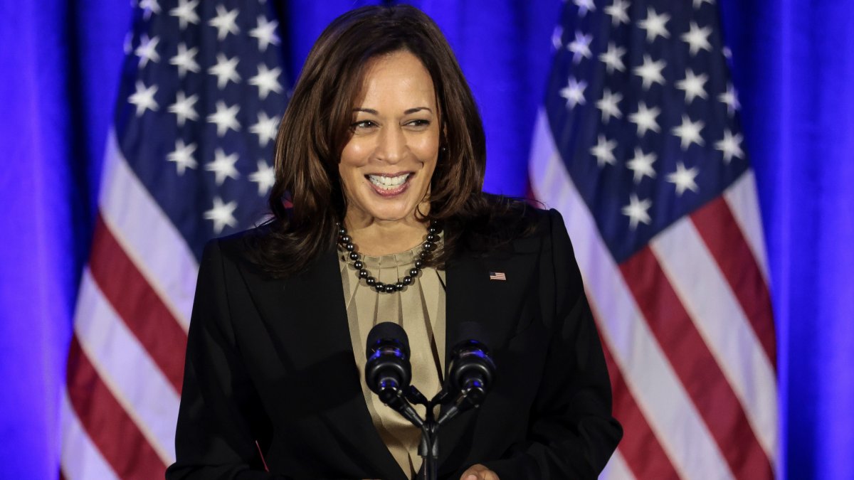 La vicepresidenta Harris se somete a pruebas de COVID-19 luego de que empleado diera positivo