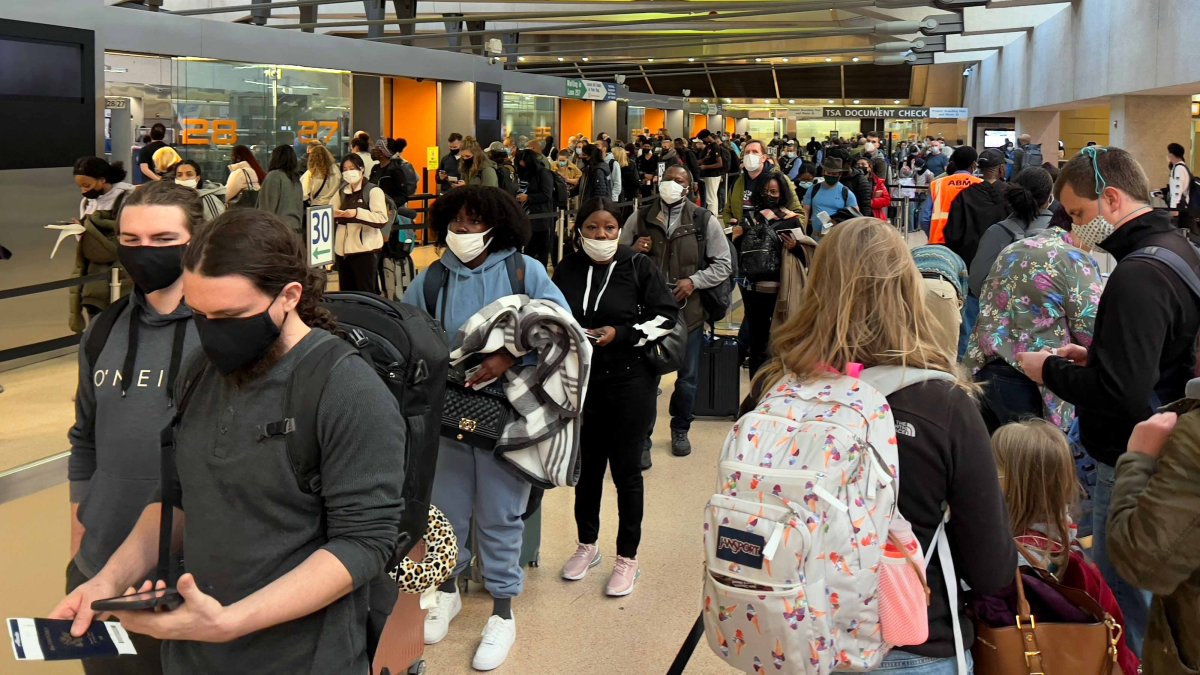 Ómicron complica los planes de millones para Nochebuena y Navidad