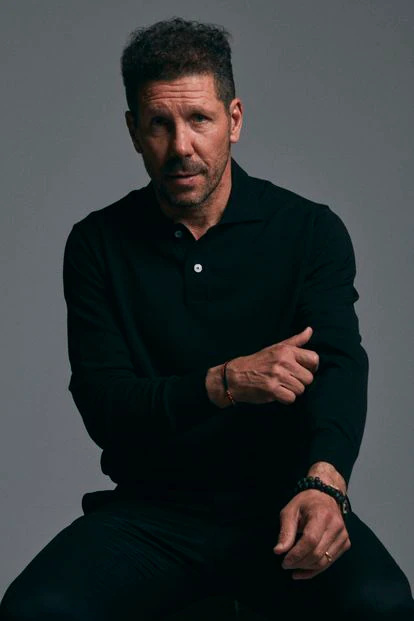 "En el estadio, si la gente ve intensidad, se entusiasma, se excita. Nosotros tenemos que provocar que la grada nos ayude", dice Simeone, entrenador del Atlético de Madrid desde hace una década. Viste un polo de lana y un pantalón de Zara Origins.