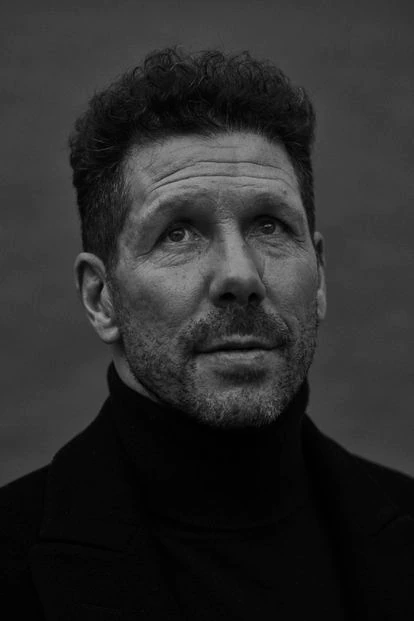 “Me alegraba más antes cuando disfrutaba de la victoria; ahora siento solo alivio, pero no felicidad”, dice Diego Pablo Simeone. En la imagen, viste abrigo de Yves Saint Laurent y jersey de cuello alto de Loro Piana.