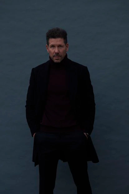 “Desde que conocí a Carla y nacieron mis hijas me siento una fiera. Un toro, con un equilibrio renovado”, dice el entrenador, aquí con abrigo de Yves Saint Laurent y un jersey de cuello alto en cachemir de Loro Piana.