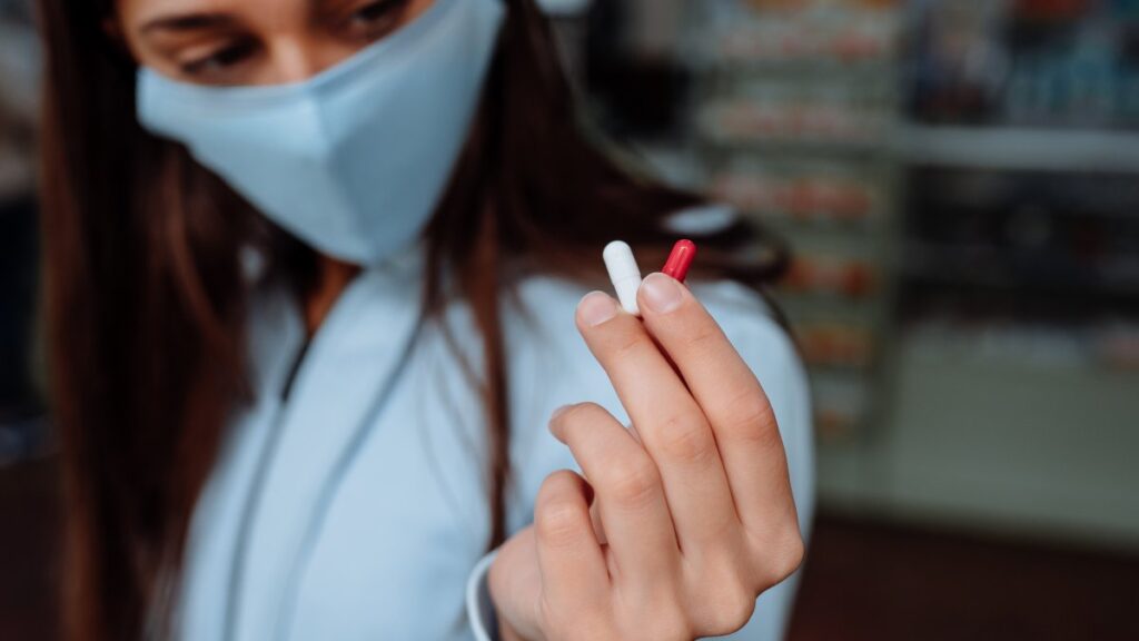 Tienen un ‘truco’: lo que debes saber de las píldoras contra el COVID-19